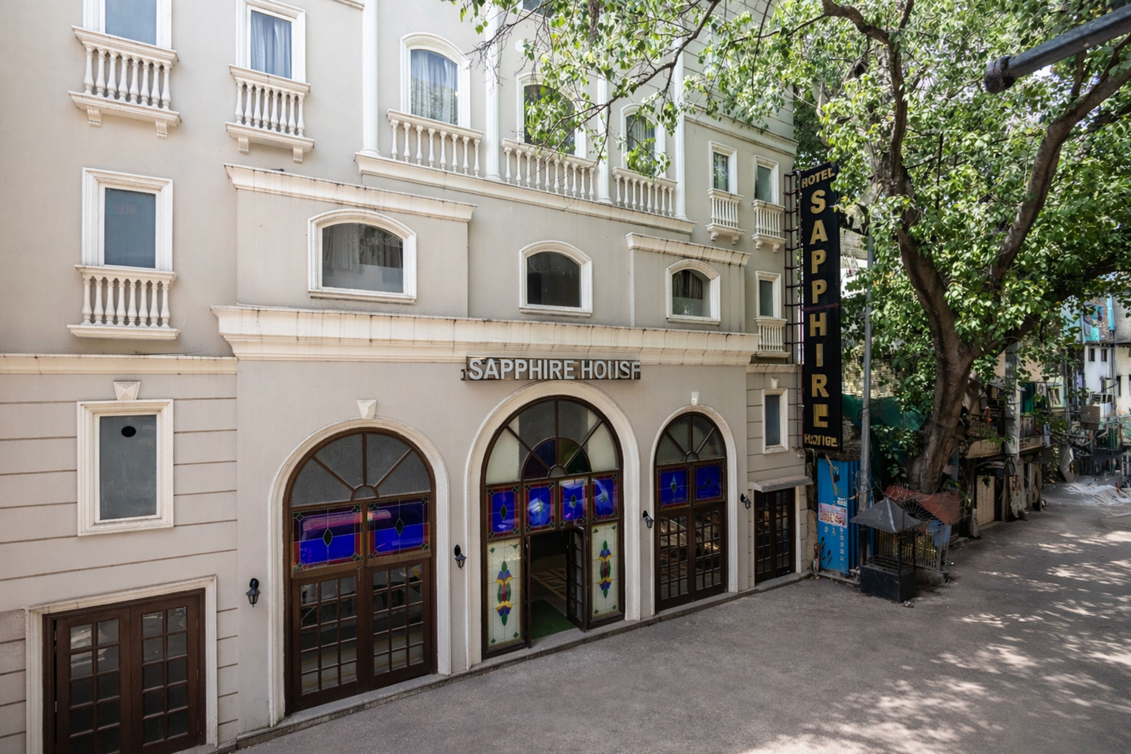 Un edificio con un letrero que dice 'Sapphire House'.