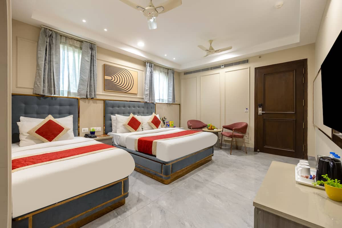 Family Room | Desk, laptop workspace, free WiFi, bed sheets