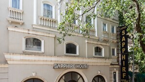 Um edifício com uma placa que diz 'Sapphire House'.