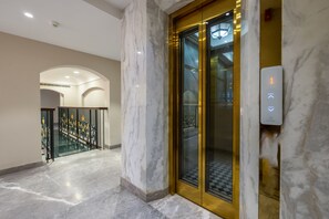 Elevator - Hotel Sapphire House Paharganj (New Delhi)