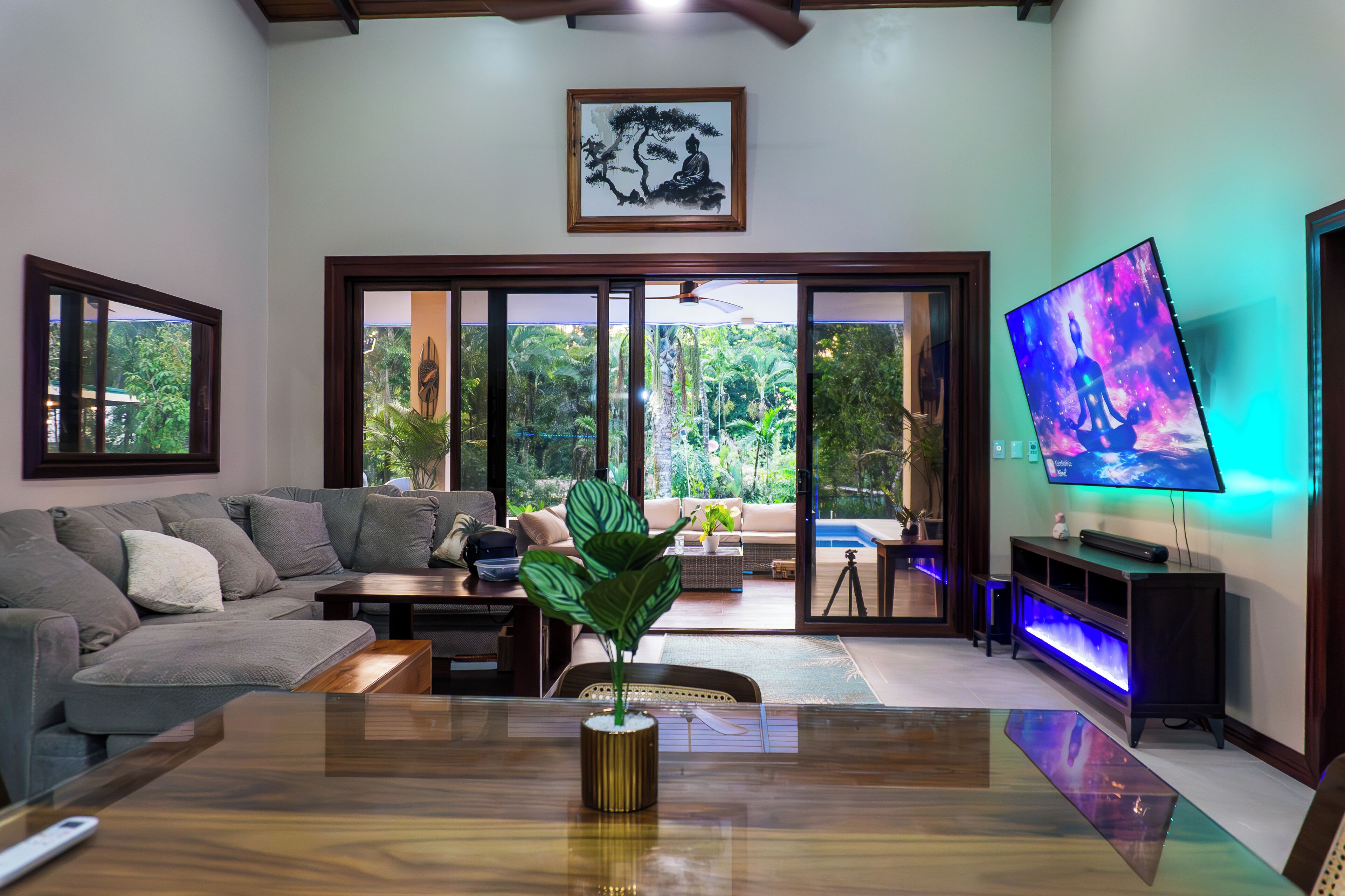 Una Smart TV, una impresora