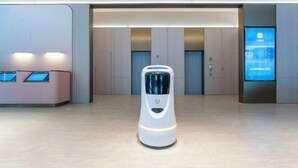 A modern hotel lobby with a self-service kiosk, a reception desk, and a digital information screen. - HanTing Hotel (Taizhou Sanmen) (Sanmen)