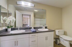 Suihku, hiustenkuivaaja, pyyhkeet, saippua