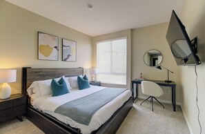 2 makuuhuonetta, työpöytä, silitysrauta/-lauta, vauvan matkasänky