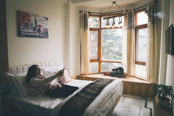 3 bedrooms, iron/ironing board, WiFi, bed sheets