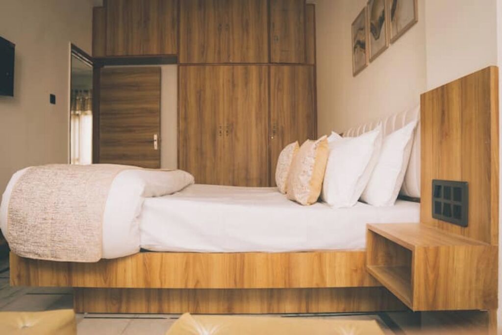 3 عدّة غرف نوم ومكواة/لوح كي وواي فاي وملاءات أسرّة