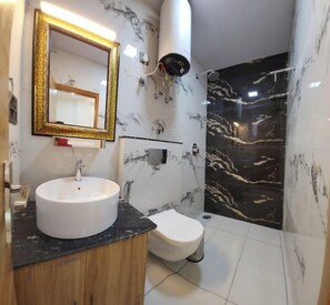 Een douche, handdoeken, zeep, shampoo