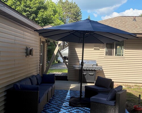 Charming Cottage with AC 2 minute walk from Higgins Lake!