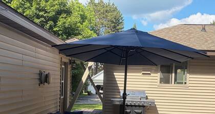 Charming Cottage with AC 2 minute walk from Higgins Lake!