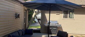 Charming Cottage with AC 2 minute walk from Higgins Lake!