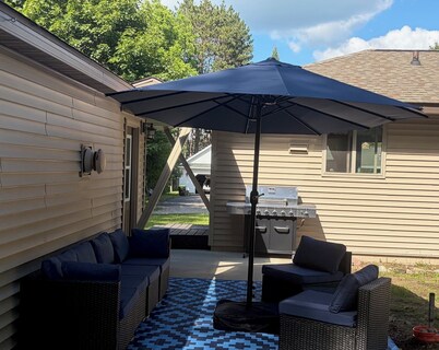Charming Cottage with AC 2 minute walk from Higgins Lake!