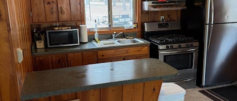 Refrigerador, microondas, horno y parrilla de estufa