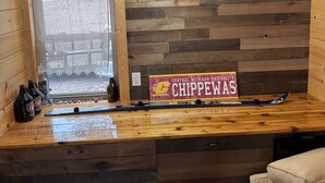 Et område med en træbar og et skilt med teksten 'Central Michigan University Chippewas'.