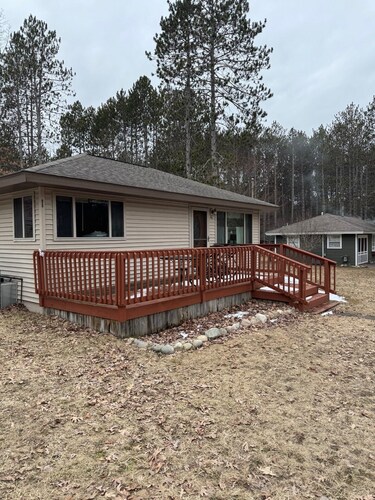 Charming Cottage with AC 2 minute walk from Higgins Lake!