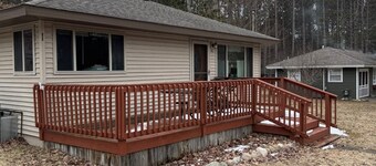 Charming Cottage with AC 2 minute walk from Higgins Lake!