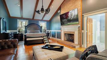 4 bedrooms, desk, iron/ironing board, free WiFi