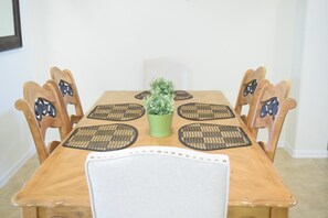 Villa, Mehrere Betten, Poolzugang, Poolblick (2551 Oneida Grantham) | Speisen
