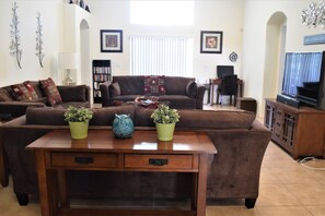 Vila, várias camas, acesso à piscina, vista para a piscina (2551 Oneida Grantham) | Área de estar | TV de tela plana 42 polegadas com canais digitais