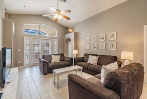 Villa, Mehrere Betten, Poolzugang, Poolblick (Newly Remodeled Four Bedroom Florida) | Wohnbereich