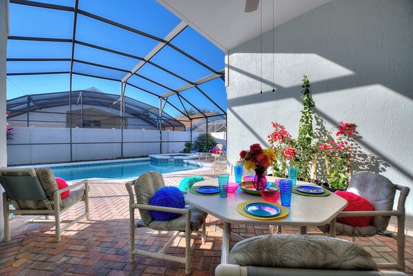 Villa - flera sängar - tillgång till pool - utsikt mot poolen (Newly Remodeled Four Bedroom Florida) | Restauranger