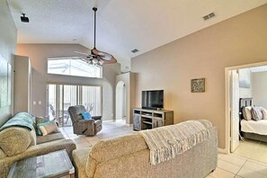 빌라, 침대(여러 개), 수영장 이용, 수영장 전망 (4 Bed Villa in Kissimmee, Orlando) | 거실 공간 | 디지털 채널 시청이 가능한 42인치 평면 TV