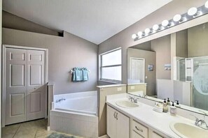 Villa, Mehrere Betten, Poolzugang, Poolblick (4 Bed Villa in Kissimmee, Orlando) | Badezimmer
