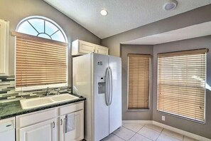 Villa - flera sängar - tillgång till pool - utsikt mot poolen (4 Bed Villa in Kissimmee, Orlando) | Eget kök | Kylskåp, mikrovågsugn, ugn och spishäll