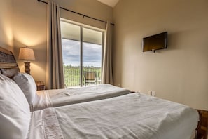 Casa, varias camas, balcón, vista al jardín (Bahia Beach Townhome) | Vista desde la habitación