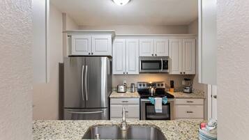 Condo, Multiple Beds, Balcony, Garden View (Condo in Gated Windsor Hills) | Private kitchen | Fridge, microwave, oven, stovetop