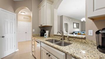 Condo, Multiple Beds, Balcony, Garden View (Condo in Gated Windsor Hills) | Private kitchen | Fridge, microwave, oven, stovetop