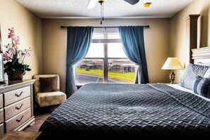 ヴィラ ベッド (複数台) プールアクセス プールビュー (Crescent Lakes Villa) | 7 室のベッドルーム、客室ごとに異なる装飾、客室ごとに異なるインテリア、ベッドシーツ