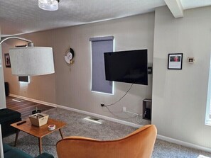 Villa, Multiple Beds, Patio, Garden View (Fab 50's Firestone Flat) | Interior