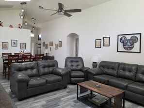 独立  别墅, 多张床, 使用泳池, 泳池景观 (8054 Hidden Gem) | 起居区 | 42-英寸纯平电视（配备数码频道）