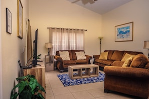 Villa, varias camas, acceso a la alberca, vista a la alberca (4 Bed Villa - Eagle Pointe - Kissimm) | Área de sala de estar | Televisión de pantalla plana de 42 pulgadas con canales digitales 