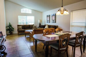 Villa, varias camas, acceso a la piscina, vistas a la piscina (4 Bed, 3 Bath Villa in Gated Com) | Restauración