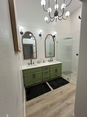 Dusche, Handtücher, Seife, Toilettenpapier