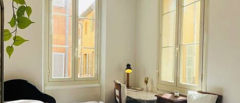 1 habitación, escritorio, wifi y ropa de cama