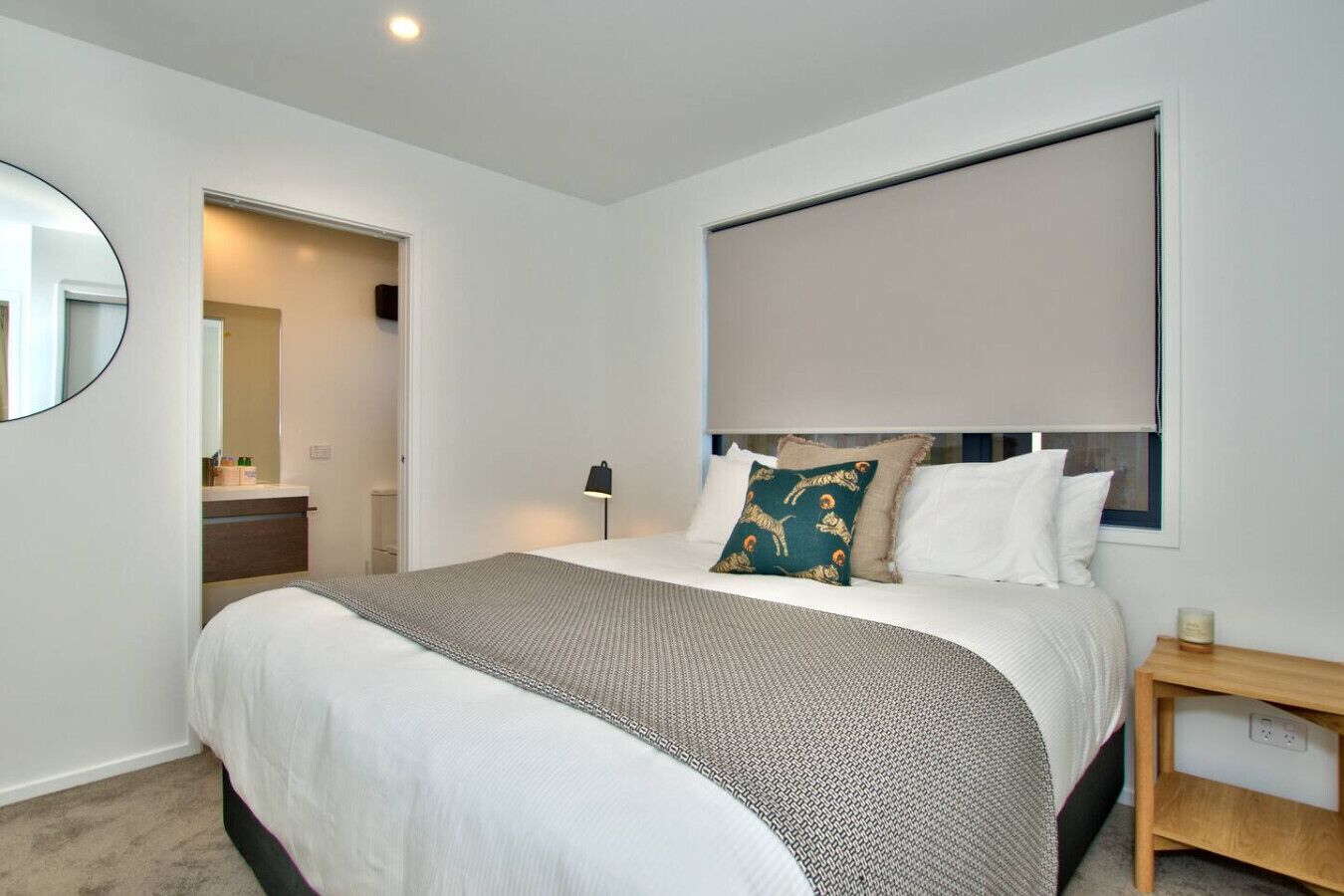 Een strijkplank/strijkijzer, reisbedje, wifi, beddengoed