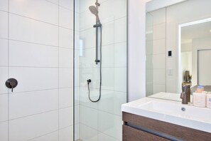 Séchoir à cheveux, serviettes fournies, shampooing, papier de toilette