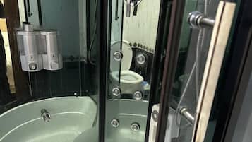 Kamar Double atau Twin Klasik, pemandangan kota | Kamar mandi | Perlengkapan mandi gratis, handuk, sabun, dan sampo