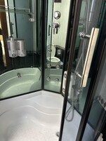 Artículos de tocador gratuitos, pantuflas, toallas, jabón