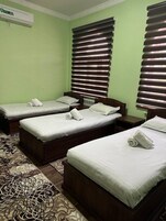 Escritorio, espacio para trabajar con laptop y wifi gratis 