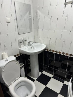 Free toiletries, slippers, towels, soap - Gumbaz guest house (Samarkand)