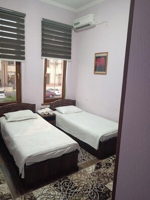 Desk, laptop workspace, free WiFi - Gumbaz guest house (Samarkand)