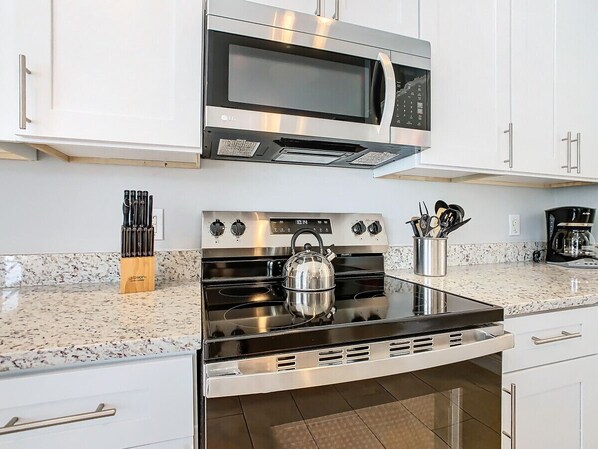 Fridge, microwave, oven, stovetop - Windsor Palms Resort/Pool/Spa/By Disney (Kissimmee)
