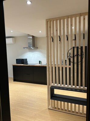 Een koelkast, een kookplaat, een vaatwasser, een waterkoker