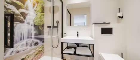 Douche, sĂšche-cheveux, serviettes fournies, papier toilette