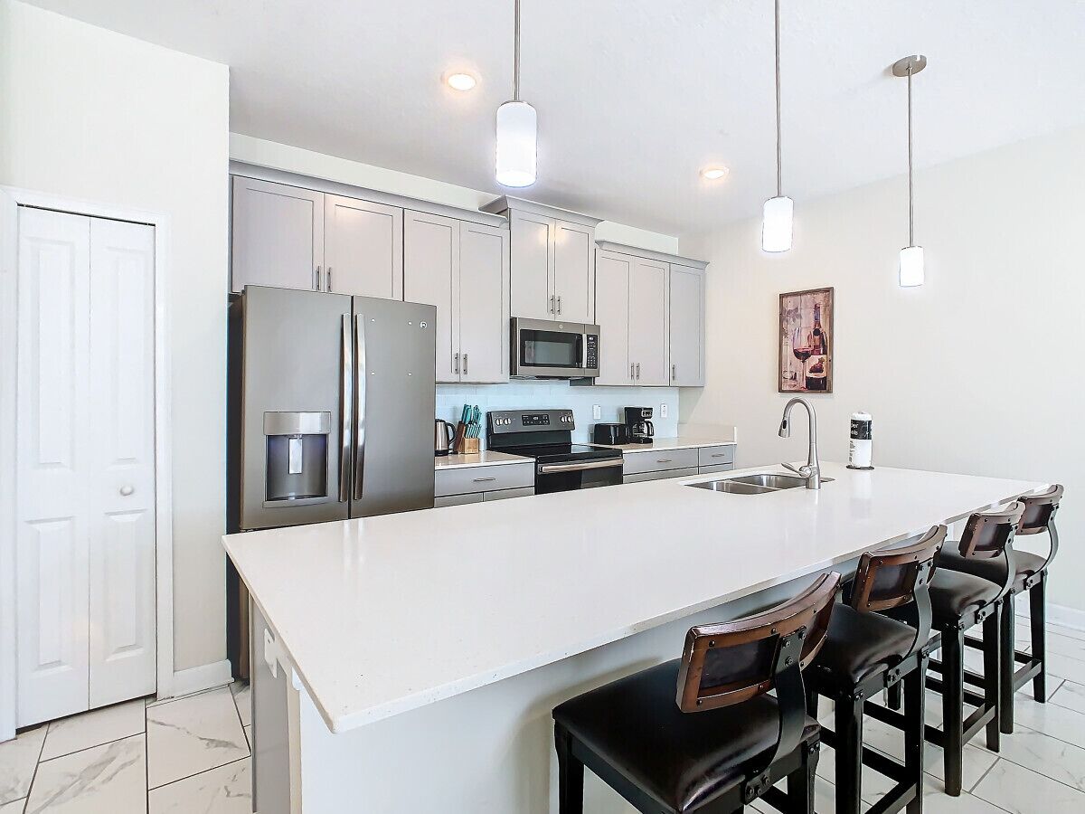 Frigorifero, microonde, forno, piano cottura