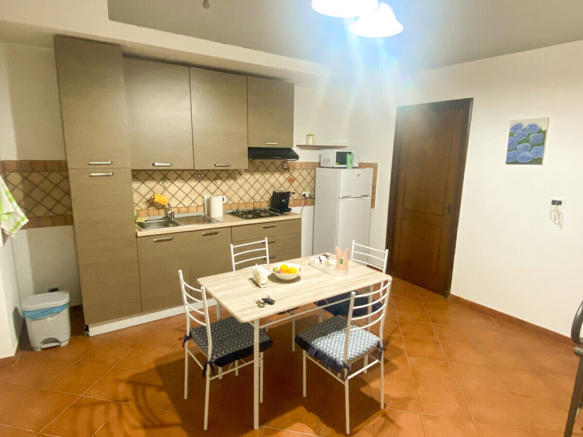 Kühlschrank, Herdplatte, Wasserkocher mit Kaffee-/Teezubehör