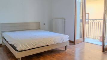 2 bedrooms, internet, bed sheets